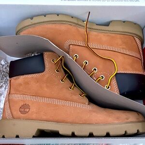 brand new never worn, size 6 in women